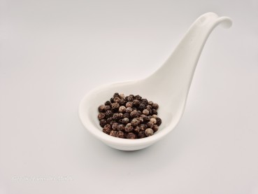 Pfeffer, schwarz, ganz